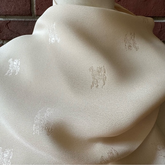 •Burberry Cream 100% Silk Fringed Scarf Embossed Logo & Brand Name Vintage Scarf - Picture 14 of 16